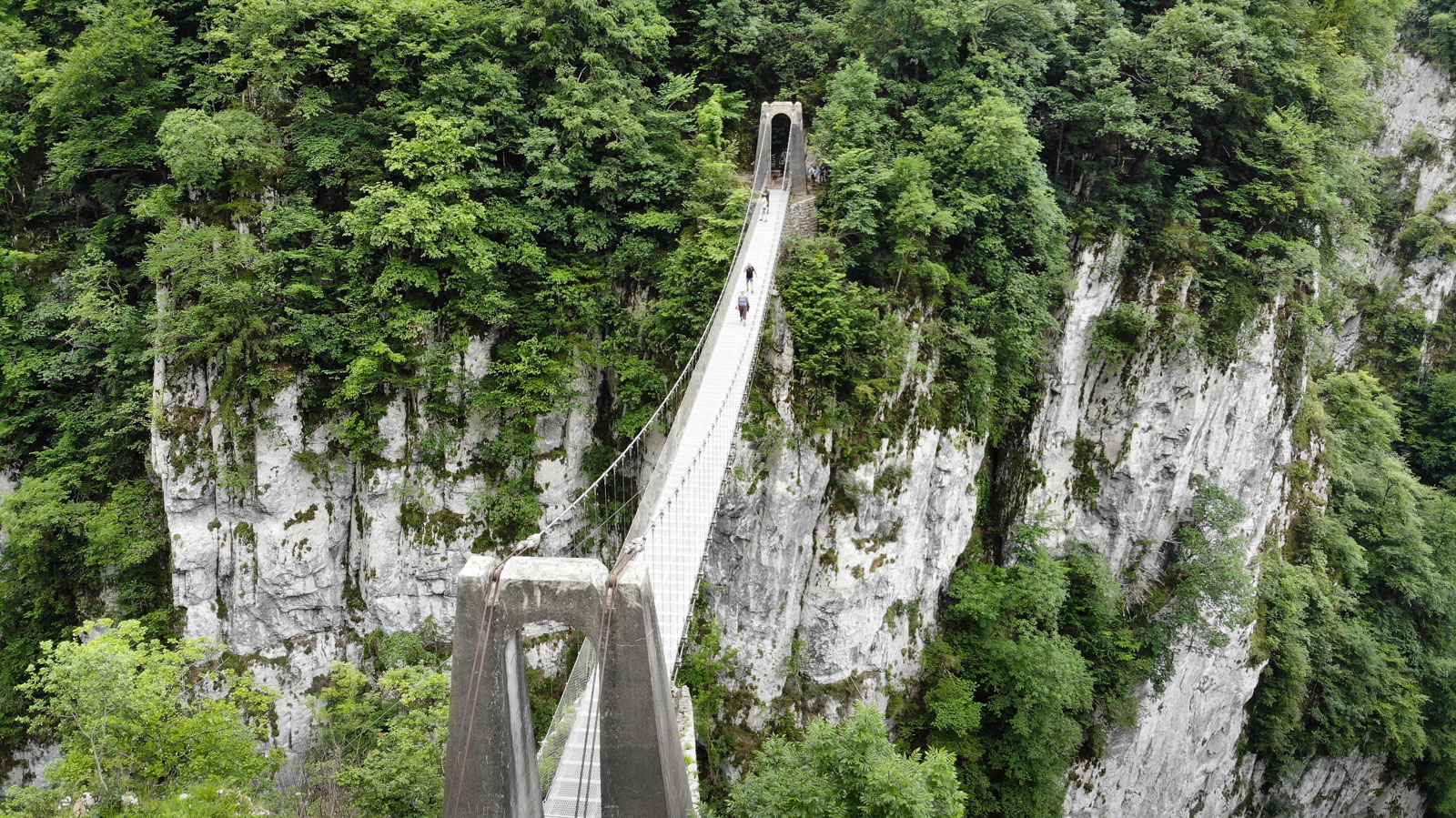 The Holzarte footbridge: a breathtaking discov ...
