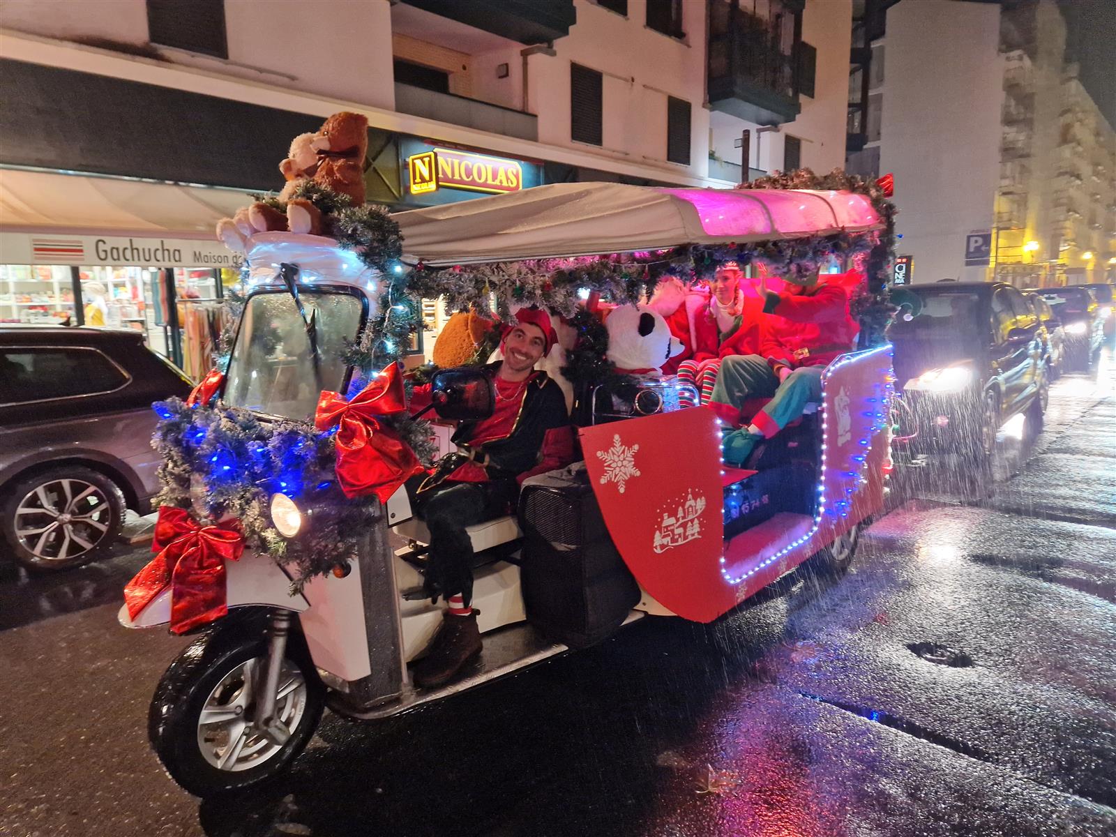 La tournée du Père-Noël : quartier Ichaca