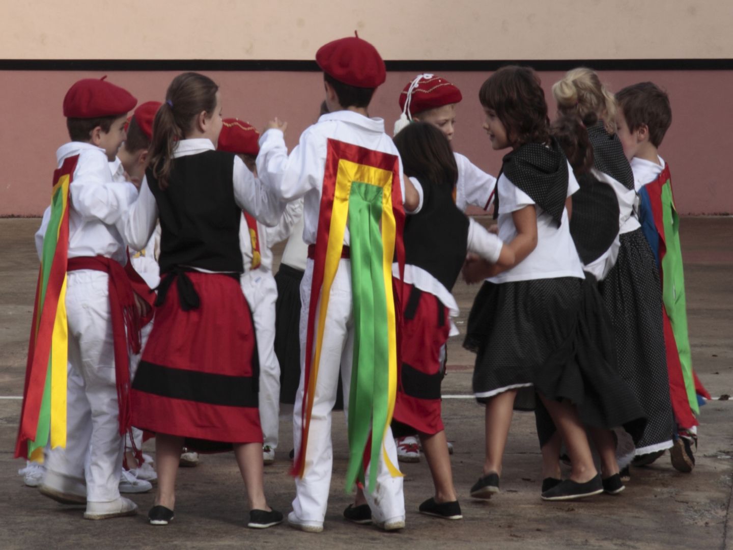 Défilé de la cavalcade du groupe de danse basq ...