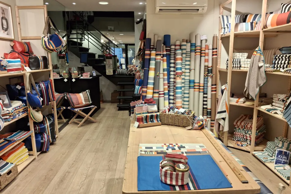 Entrez dans une boutique où les couleurs et l’ ...