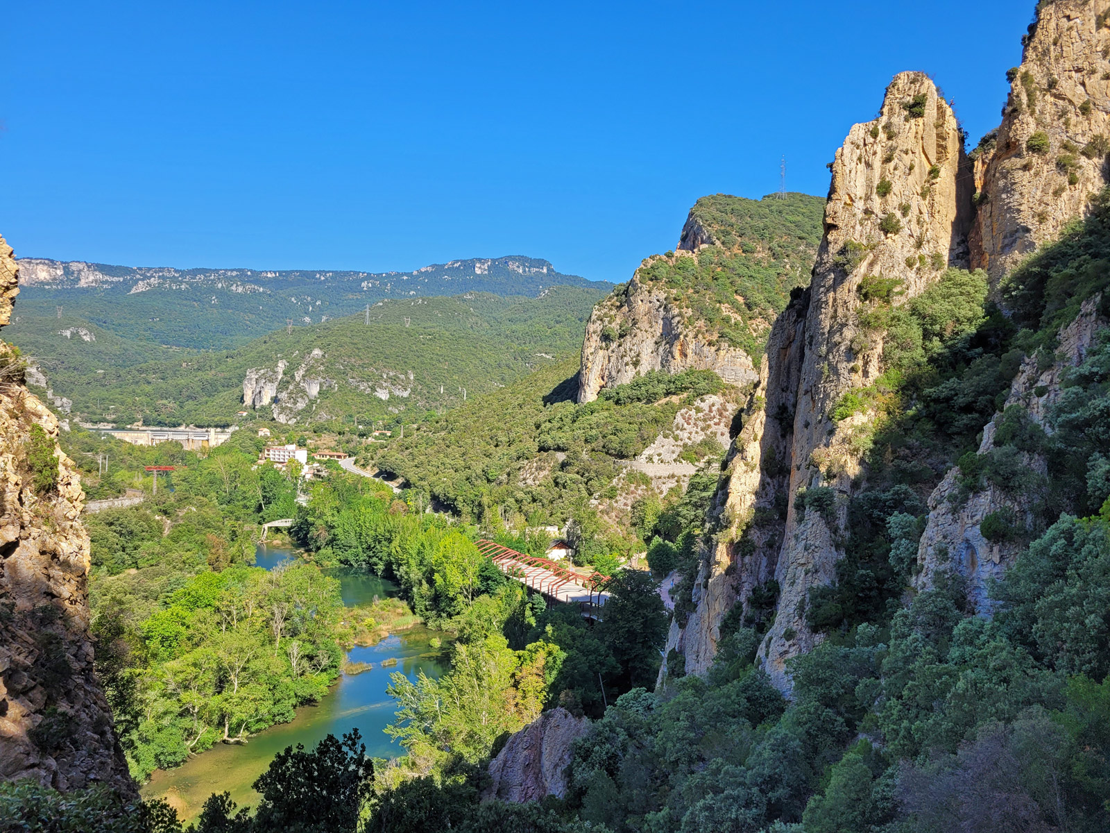 La via ferrata Harri Gorri de Sobrón et son centre de loisirs