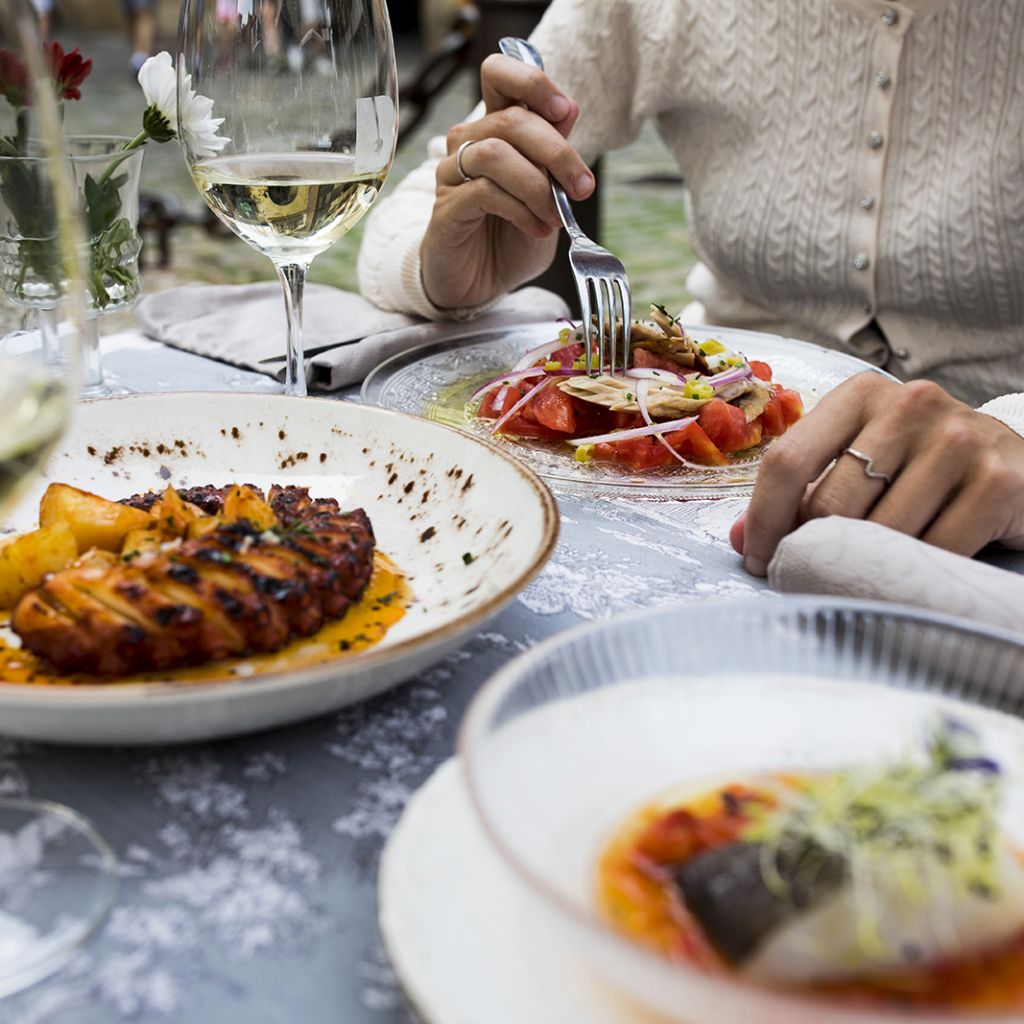 Badia Taberna - Un lugar acogedor donde beber, comer y divertirse.